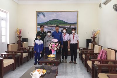 Đại diện Liên đội Trường TH&THCS Bắc Phong thăm và chúc mừng các Chiến sĩ đồn Biên phòng 296 nhân ngày Thành lập Quân đội Nhân dân Việt Nam 22/12 Việt Nam